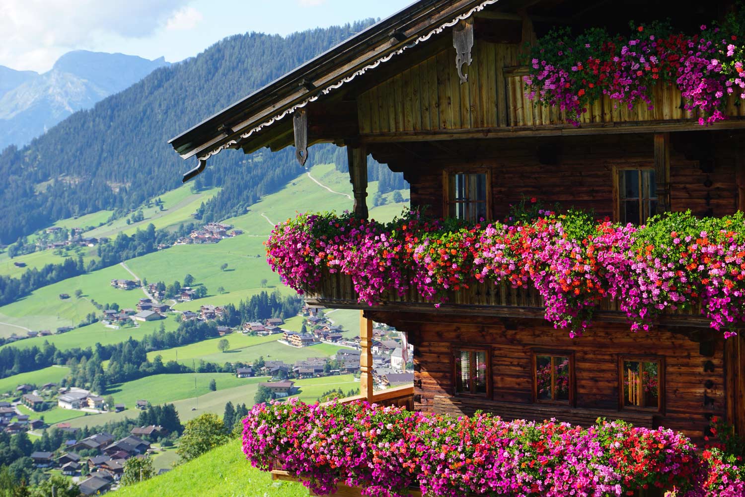 Bauernhof mit Blumen am Balkon