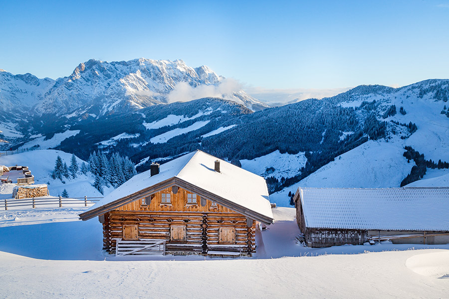 Verschneite Almhütte