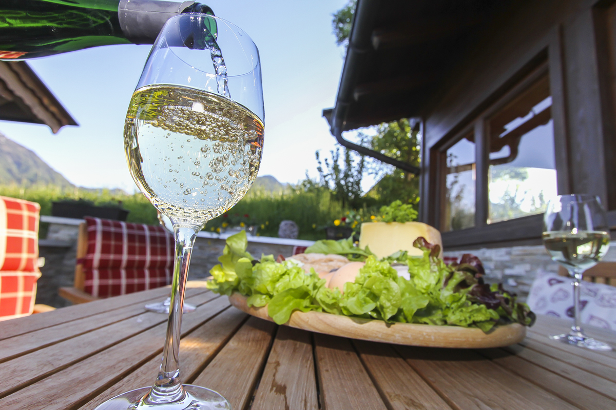 Weißwein auf der Terrasse genießen