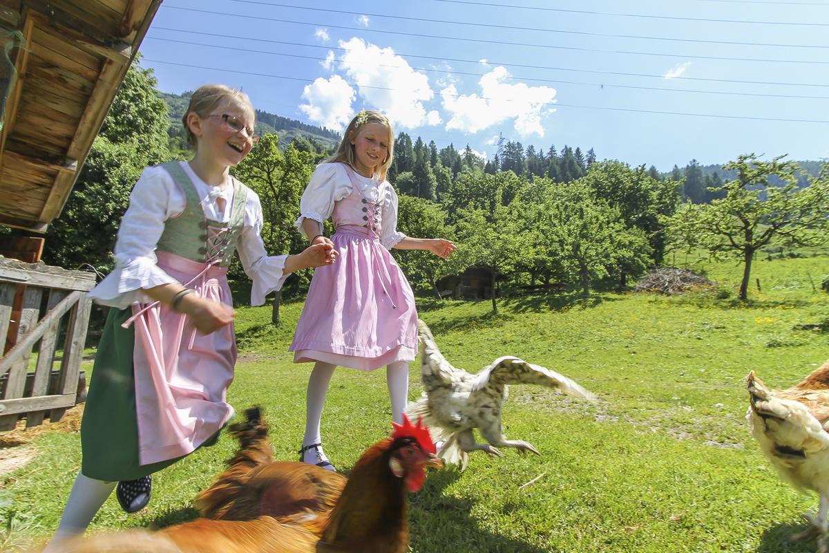 Kinder mit Hühnern