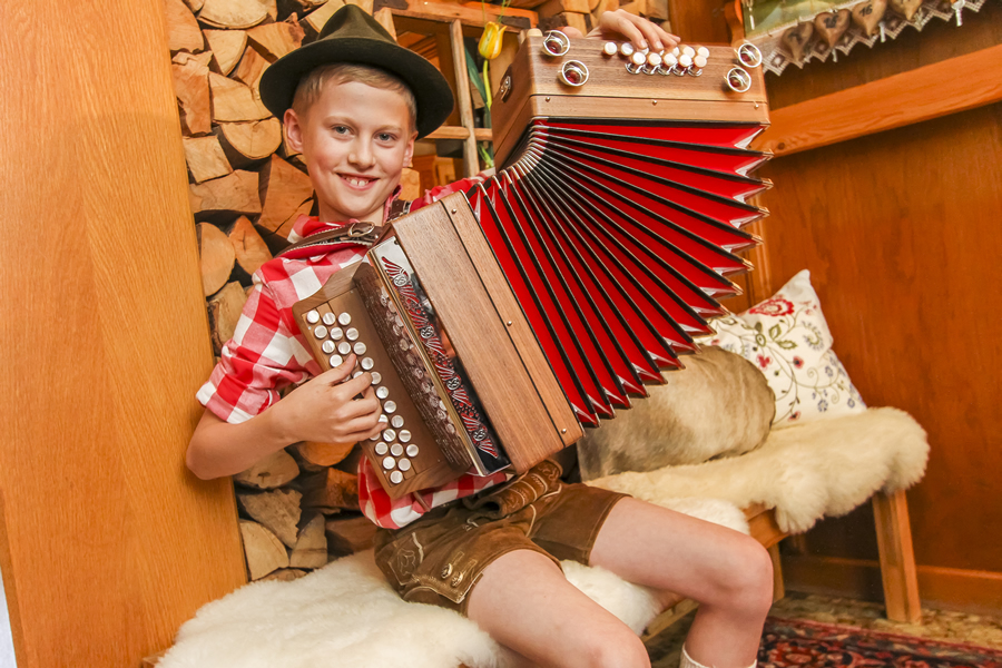 Junge spielt Instrument